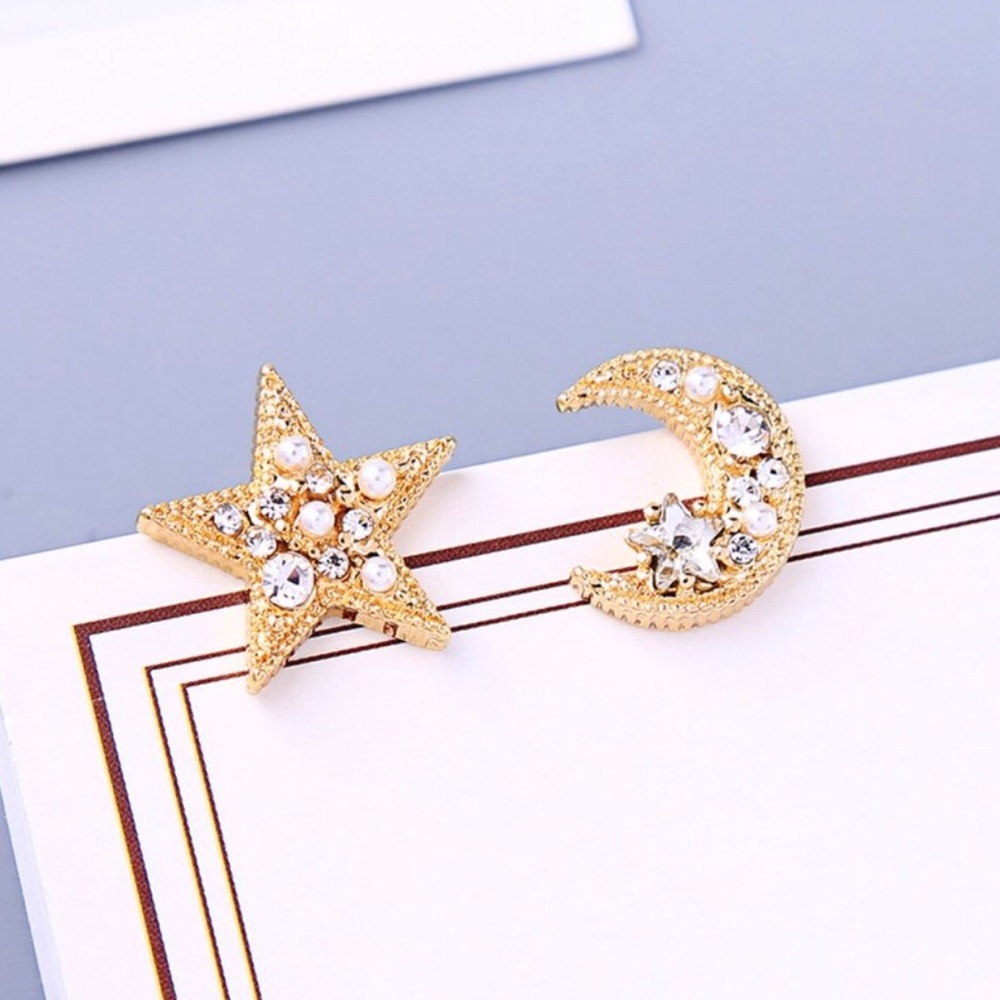 🧚🏼‍♀️Gold Tone Faux Pearl Star & Moon Earrings